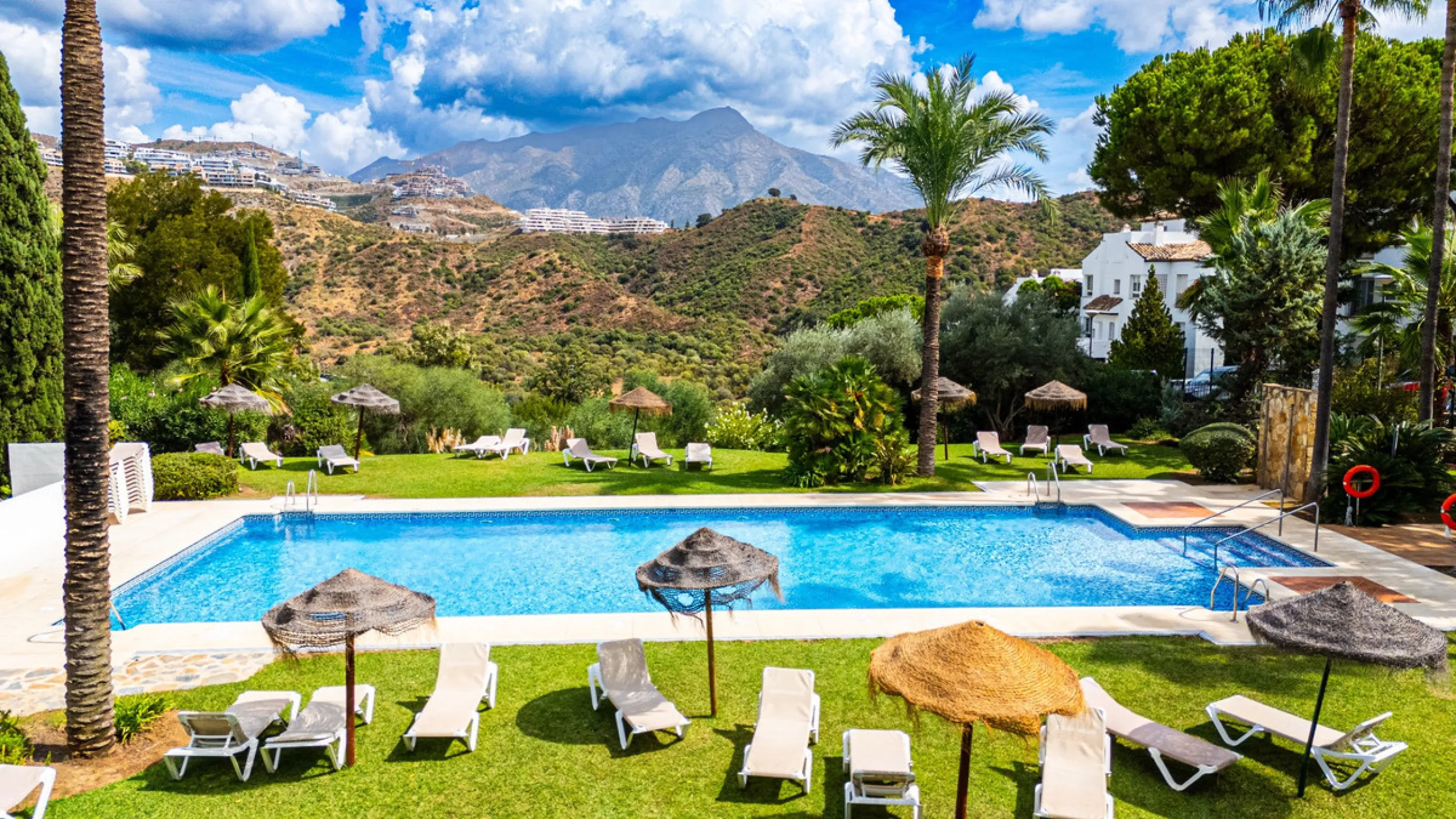 This apartment is a modern two-bedroom, two-bathroom home set in a private gated community in La Quinta. Surrounded by a renowned golf course and mountain views, the property offers peace and privacy while being only a short drive to Marbella. The apartme