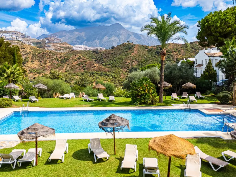 This apartment is a modern two-bedroom, two-bathroom home set in a private gated community in La Quinta. Surrounded by a renowned golf course and mountain views, the property offers peace and privacy while being only a short drive to Marbella. The apartme