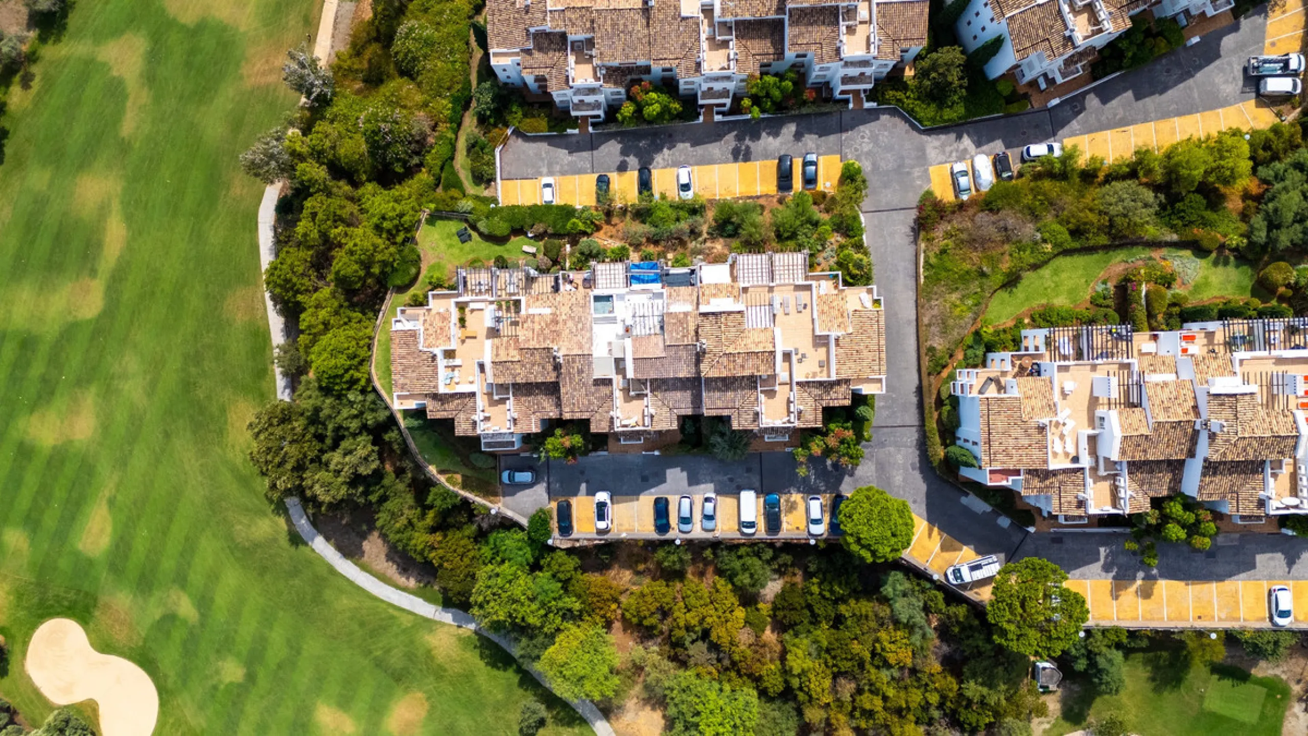 This apartment is a modern two-bedroom, two-bathroom home set in a private gated community in La Quinta. Surrounded by a renowned golf course and mountain views, the property offers peace and privacy while being only a short drive to Marbella. The apartme