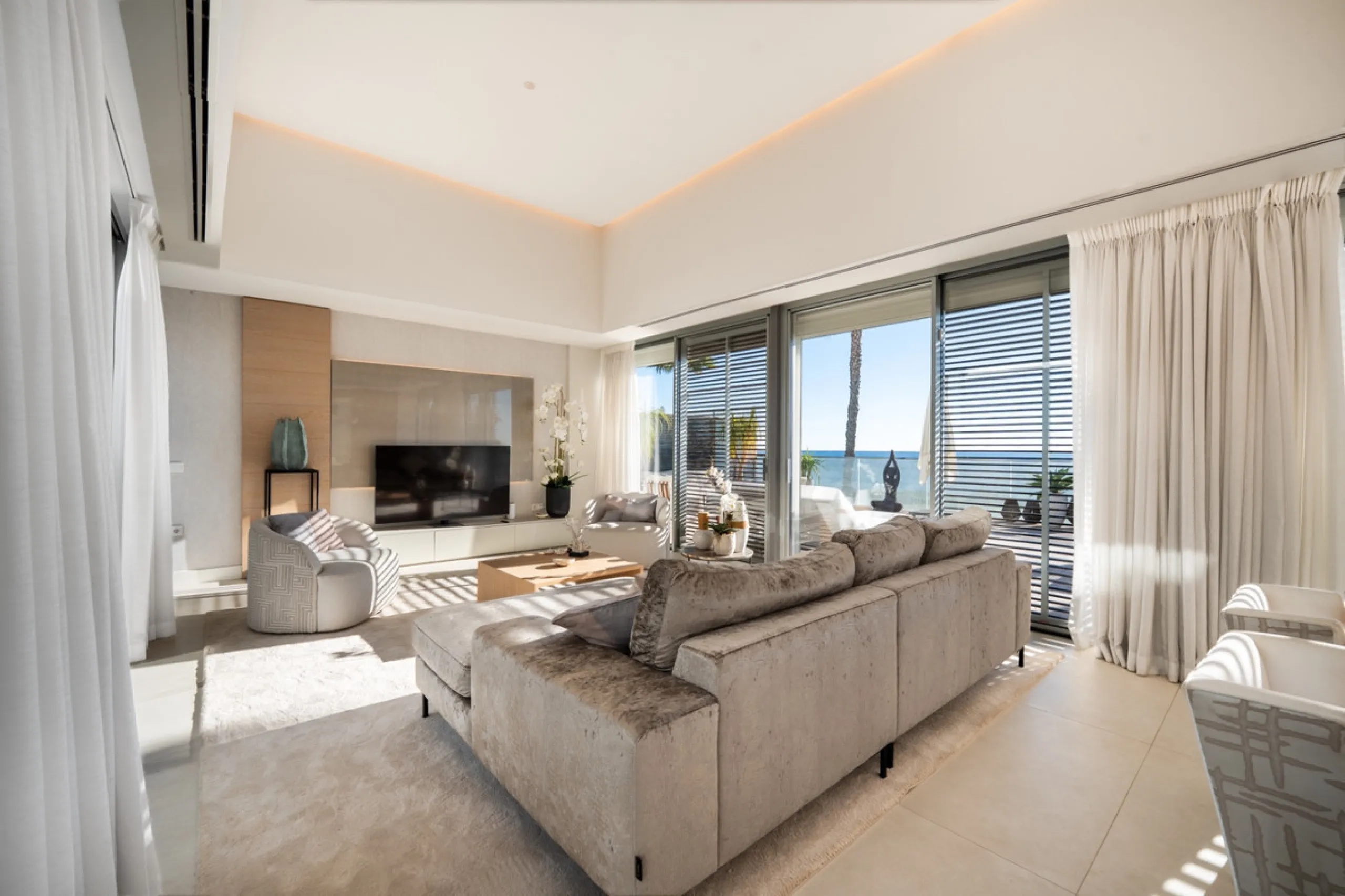 Casa Azul is a modern 4-bed, 3-bath beachfront villa in an exclusive gated complex in Estepona. The home offers open plan living and a bright interior with large windows. You have a private pool, an expansive terrace and direct beach access. The villa sit