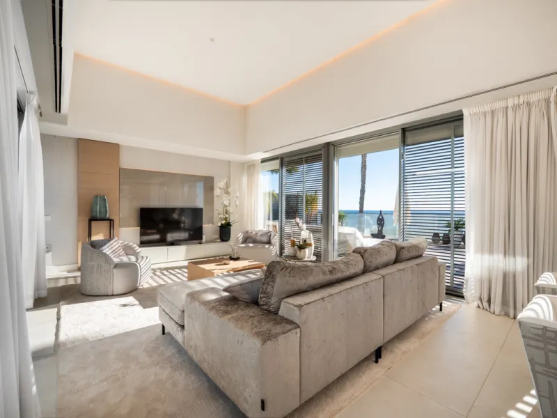 Casa Azul is a modern 4-bed, 3-bath beachfront villa in an exclusive gated complex in Estepona. The home offers open plan living and a bright interior with large windows. You have a private pool, an expansive terrace and direct beach access. The villa sit