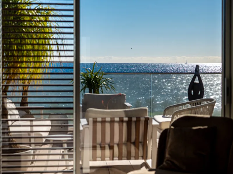 Casa Azul is a modern 4-bed, 3-bath beachfront villa in an exclusive gated complex in Estepona. The home offers open plan living and a bright interior with large windows. You have a private pool, an expansive terrace and direct beach access. The villa sit