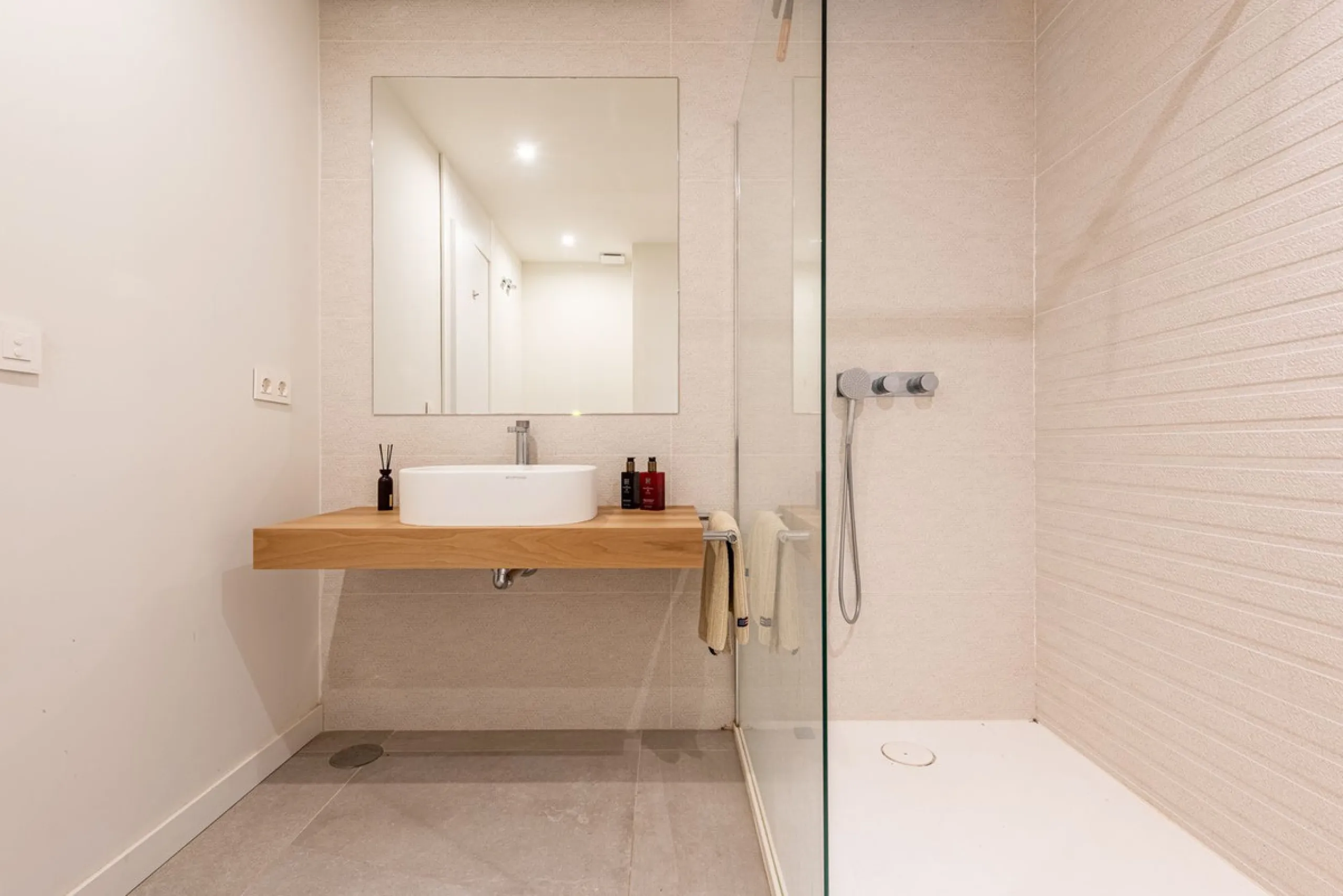 Modern and exclusive townhouse built in 2020, with a design and interior that truly make it stand out in the area.