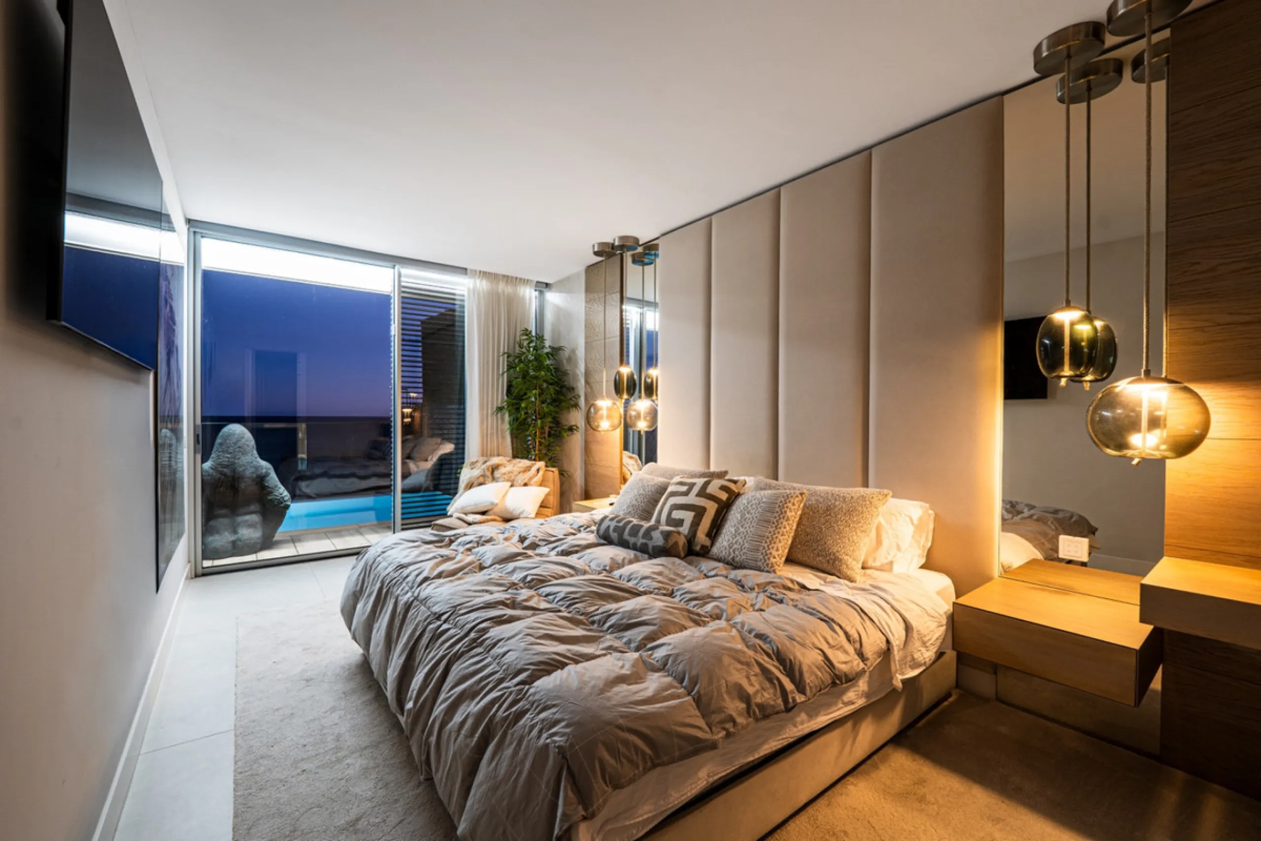 Casa Azul is a modern 4-bed, 3-bath beachfront villa in an exclusive gated complex in Estepona. The home offers open plan living and a bright interior with large windows. You have a private pool, an expansive terrace and direct beach access. The villa sit