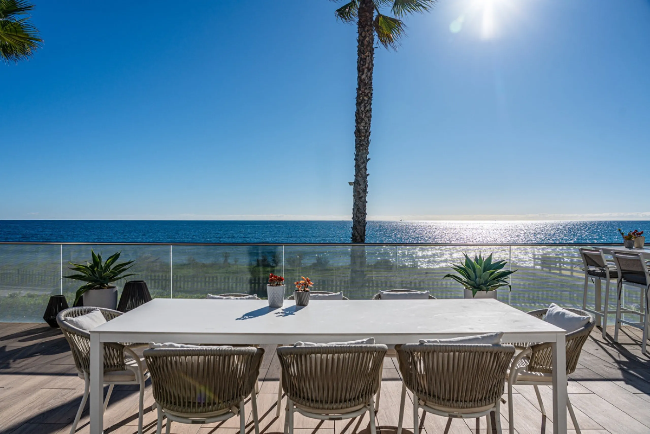 Casa Azul is a modern 4-bed, 3-bath beachfront villa in an exclusive gated complex in Estepona. The home offers open plan living and a bright interior with large windows. You have a private pool, an expansive terrace and direct beach access. The villa sit