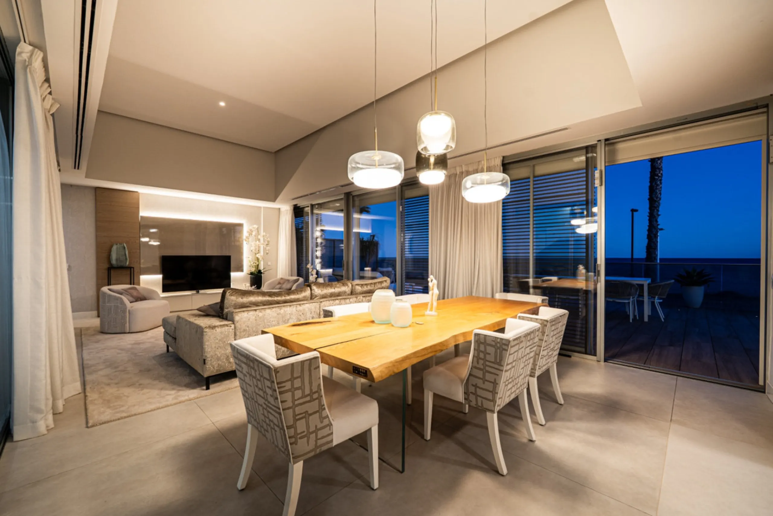 Casa Azul is a modern 4-bed, 3-bath beachfront villa in an exclusive gated complex in Estepona. The home offers open plan living and a bright interior with large windows. You have a private pool, an expansive terrace and direct beach access. The villa sit
