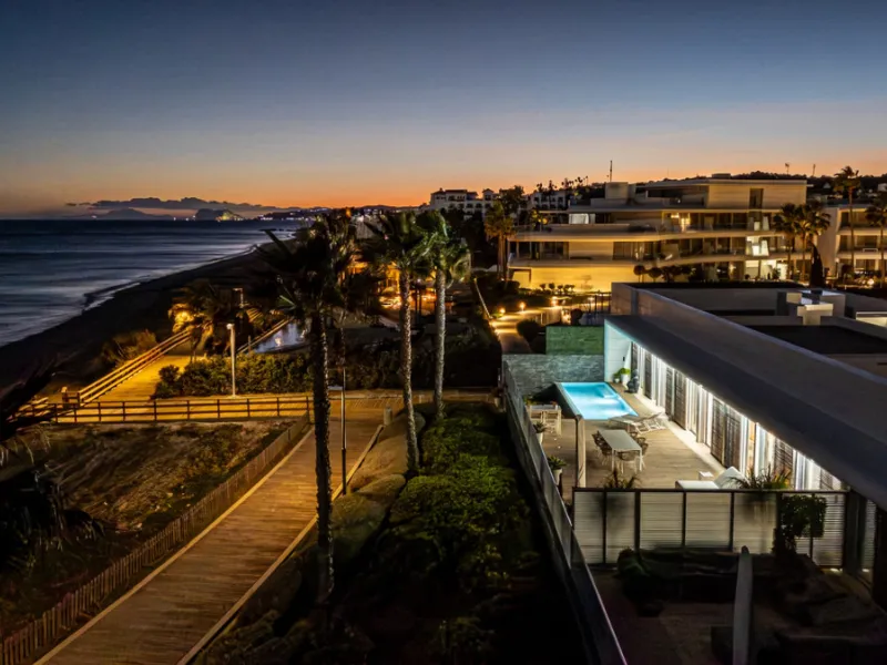 Casa Azul is a modern 4-bed, 3-bath beachfront villa in an exclusive gated complex in Estepona. The home offers open plan living and a bright interior with large windows. You have a private pool, an expansive terrace and direct beach access. The villa sit