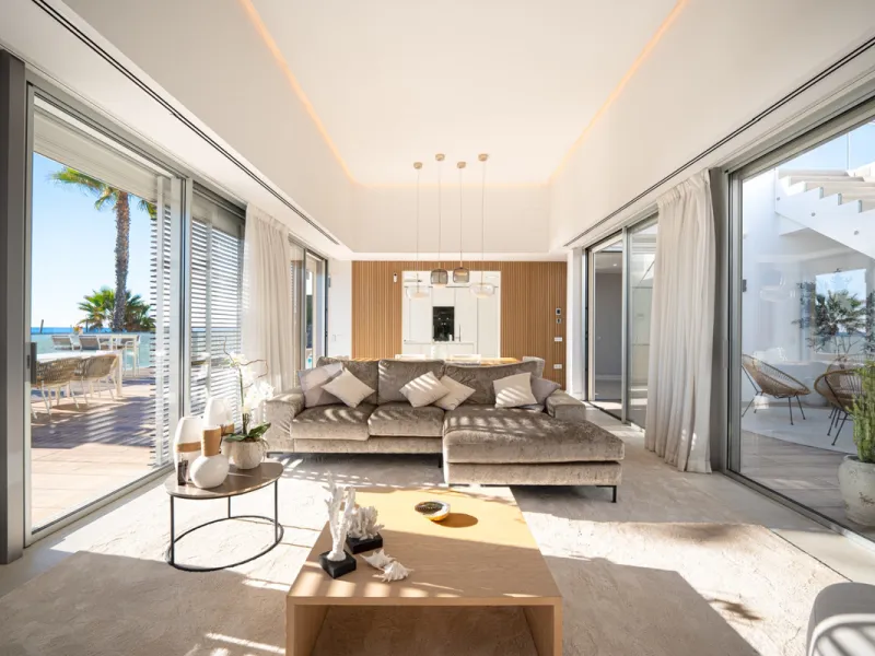 Casa Azul is a modern 4-bed, 3-bath beachfront villa in an exclusive gated complex in Estepona. The home offers open plan living and a bright interior with large windows. You have a private pool, an expansive terrace and direct beach access. The villa sit