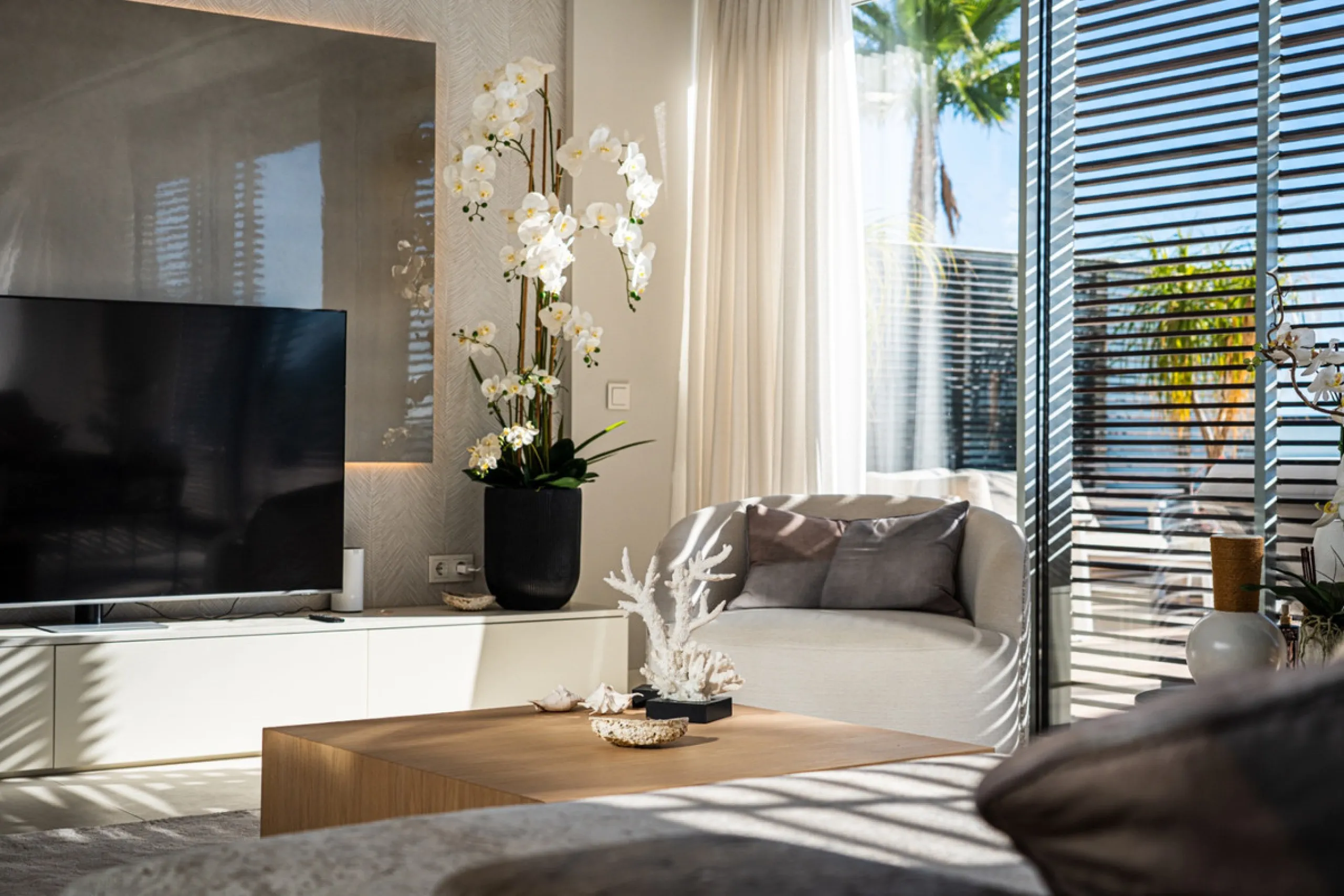 Casa Azul is a modern 4-bed, 3-bath beachfront villa in an exclusive gated complex in Estepona. The home offers open plan living and a bright interior with large windows. You have a private pool, an expansive terrace and direct beach access. The villa sit