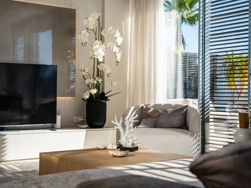 Casa Azul is a modern 4-bed, 3-bath beachfront villa in an exclusive gated complex in Estepona. The home offers open plan living and a bright interior with large windows. You have a private pool, an expansive terrace and direct beach access. The villa sit