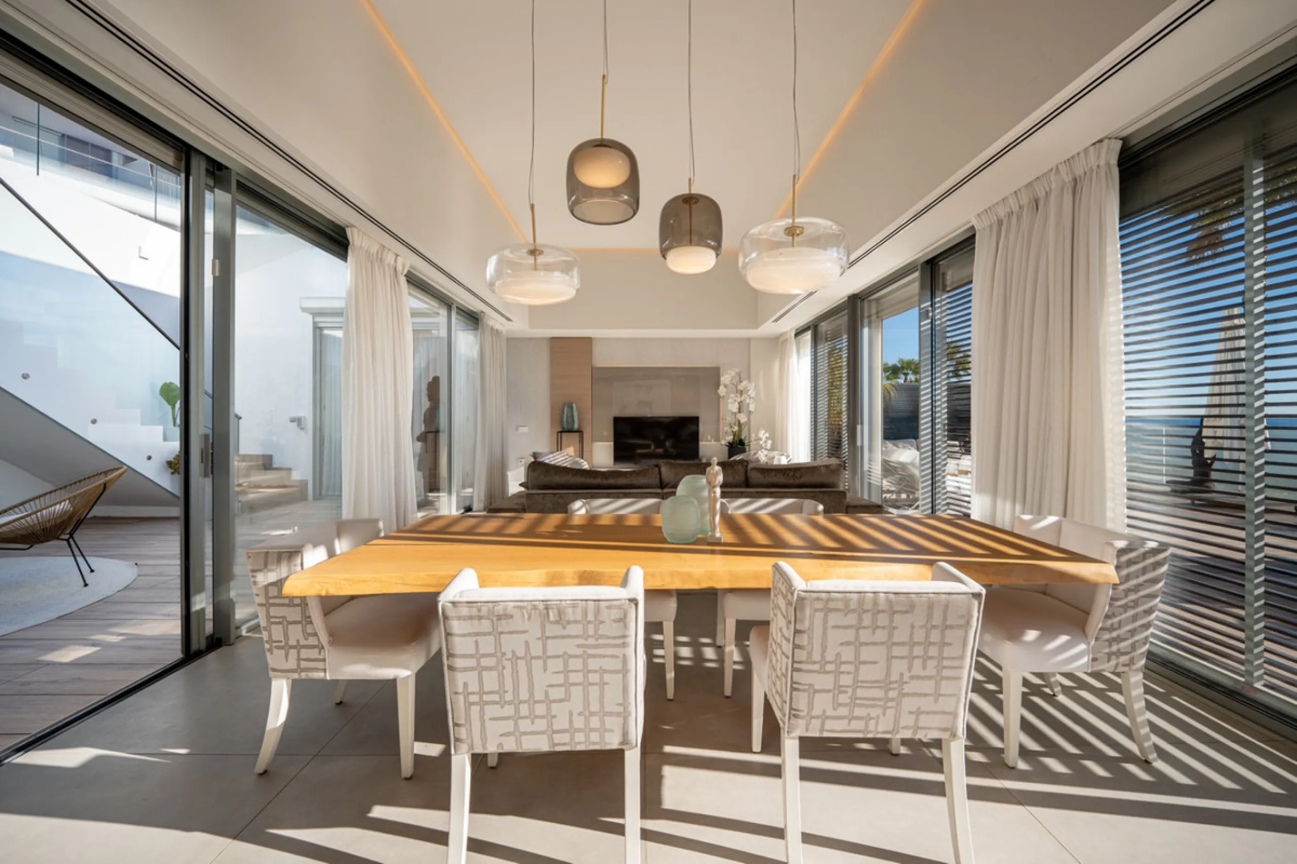 Casa Azul is a modern 4-bed, 3-bath beachfront villa in an exclusive gated complex in Estepona. The home offers open plan living and a bright interior with large windows. You have a private pool, an expansive terrace and direct beach access. The villa sit