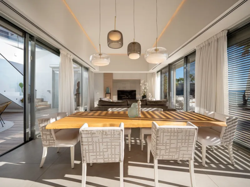 Casa Azul is a modern 4-bed, 3-bath beachfront villa in an exclusive gated complex in Estepona. The home offers open plan living and a bright interior with large windows. You have a private pool, an expansive terrace and direct beach access. The villa sit