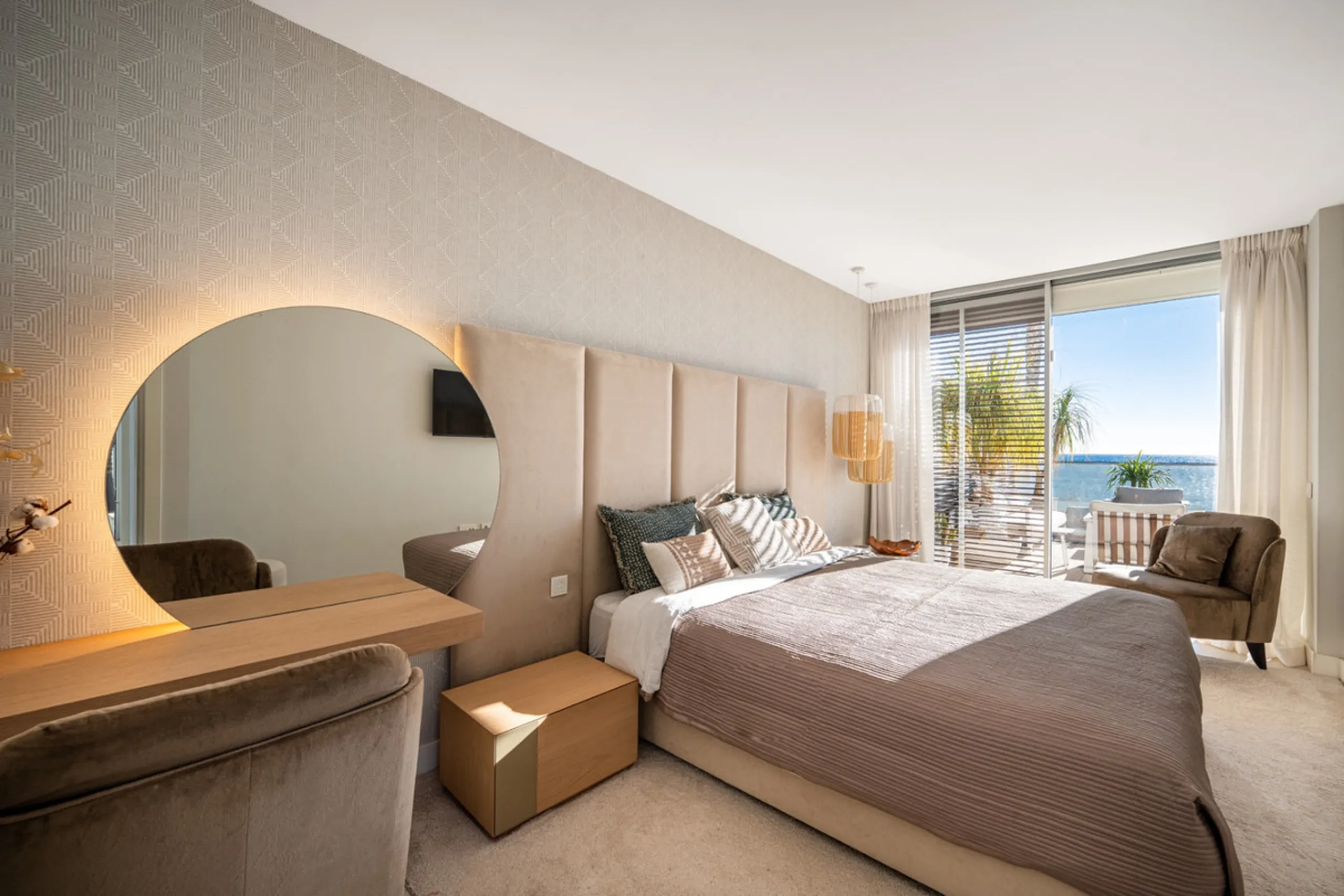 Casa Azul is a modern 4-bed, 3-bath beachfront villa in an exclusive gated complex in Estepona. The home offers open plan living and a bright interior with large windows. You have a private pool, an expansive terrace and direct beach access. The villa sit