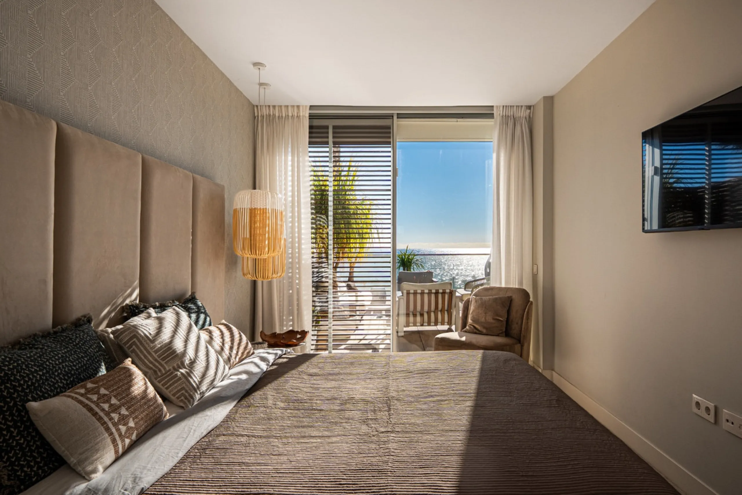Casa Azul is a modern 4-bed, 3-bath beachfront villa in an exclusive gated complex in Estepona. The home offers open plan living and a bright interior with large windows. You have a private pool, an expansive terrace and direct beach access. The villa sit