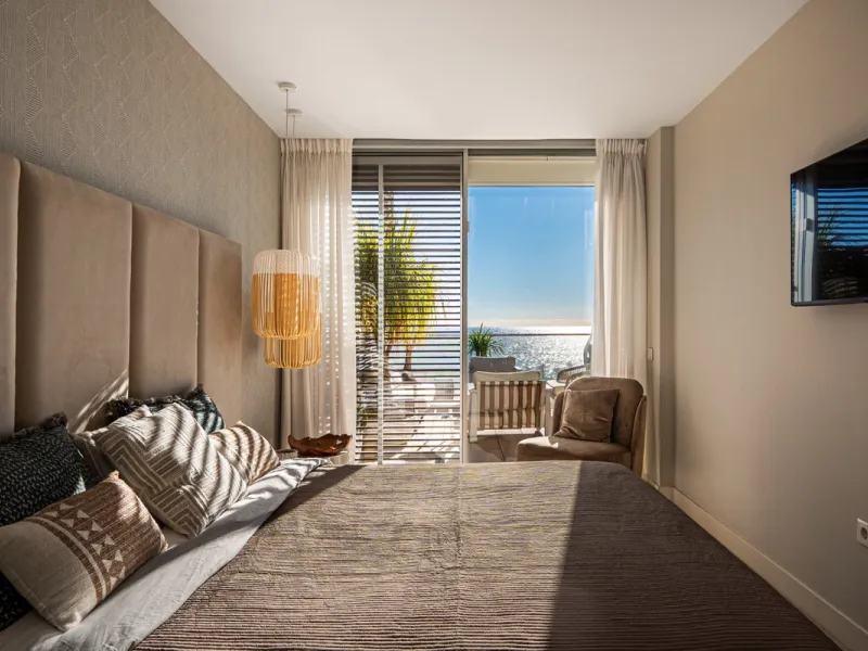 Casa Azul is a modern 4-bed, 3-bath beachfront villa in an exclusive gated complex in Estepona. The home offers open plan living and a bright interior with large windows. You have a private pool, an expansive terrace and direct beach access. The villa sit