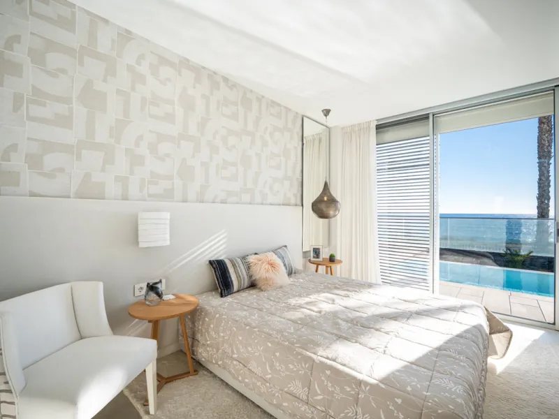 Casa Azul is a modern 4-bed, 3-bath beachfront villa in an exclusive gated complex in Estepona. The home offers open plan living and a bright interior with large windows. You have a private pool, an expansive terrace and direct beach access. The villa sit