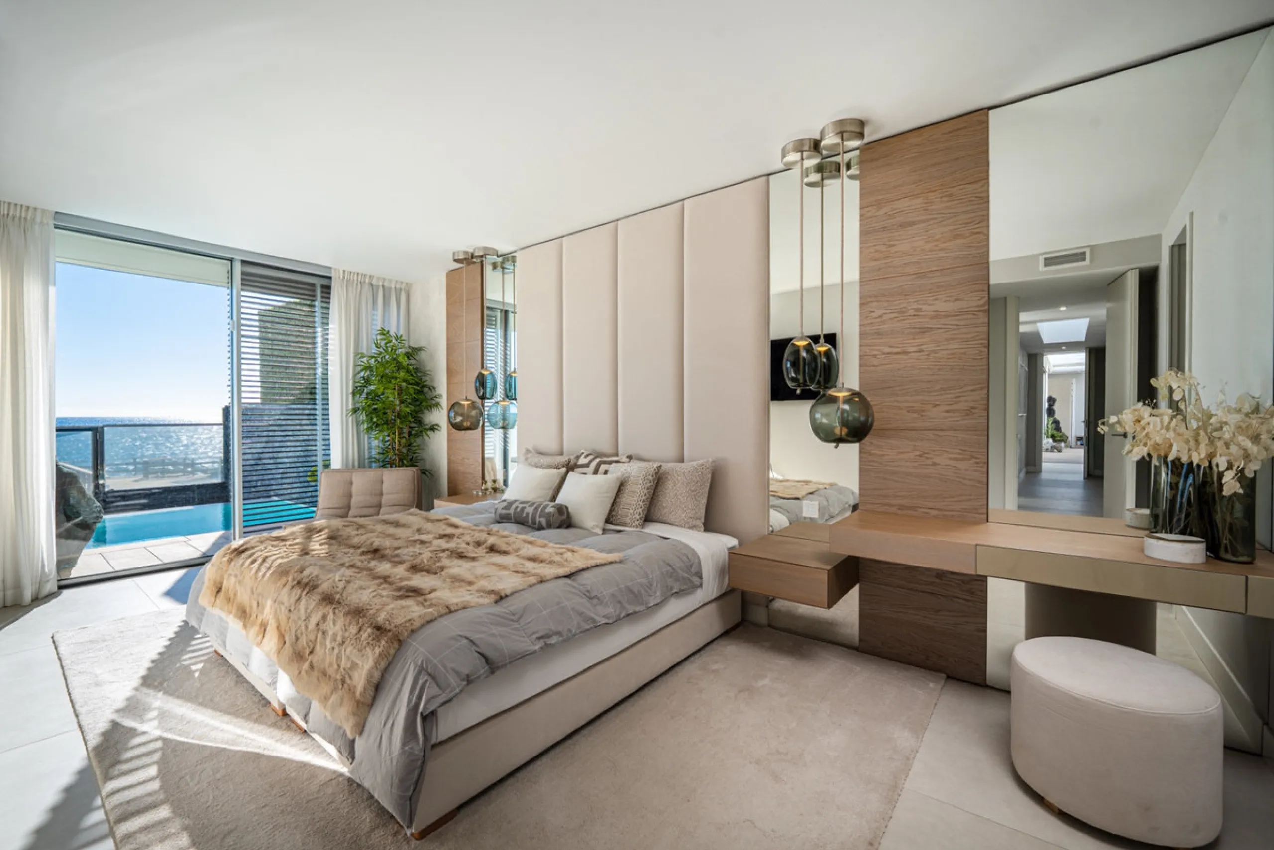 Casa Azul is a modern 4-bed, 3-bath beachfront villa in an exclusive gated complex in Estepona. The home offers open plan living and a bright interior with large windows. You have a private pool, an expansive terrace and direct beach access. The villa sit