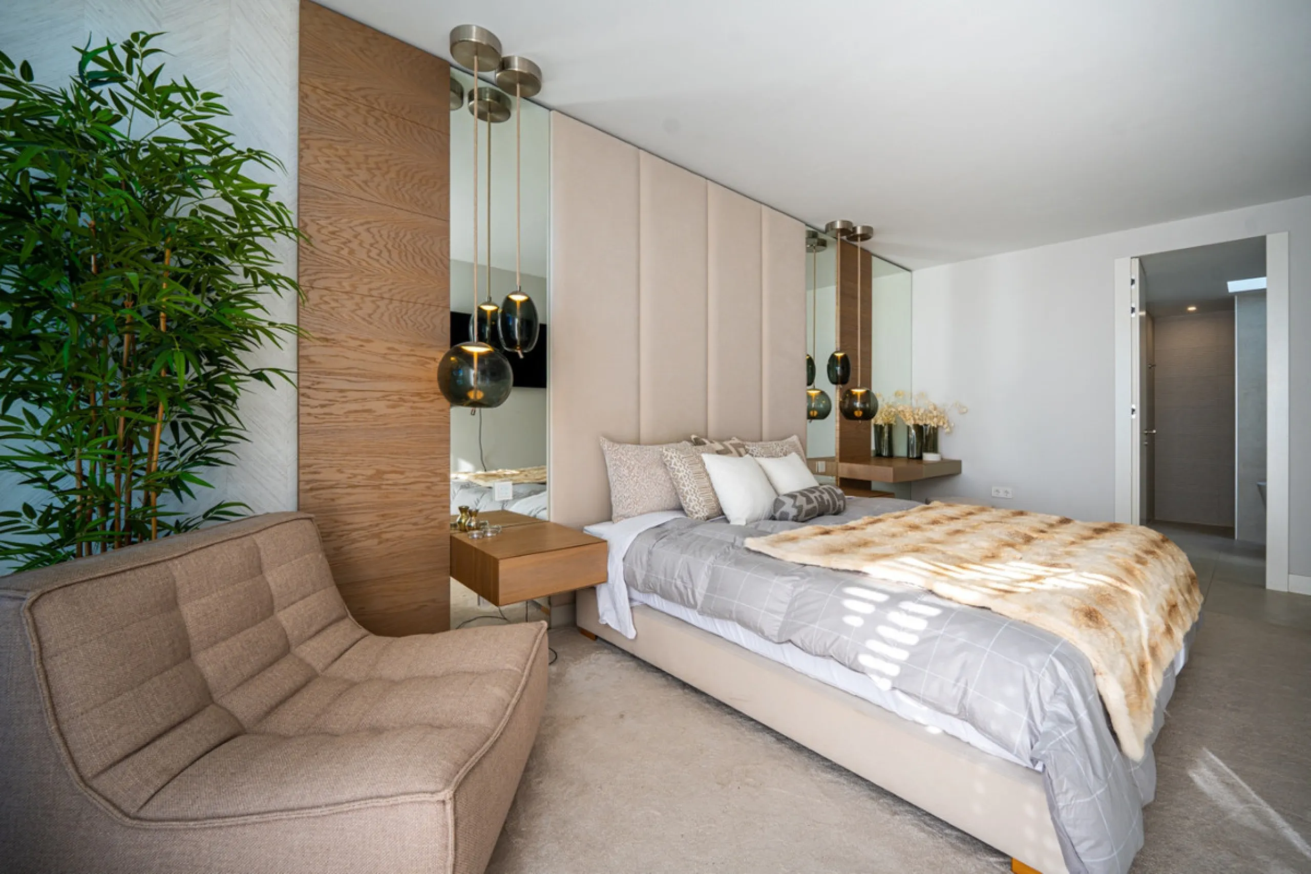 Casa Azul is a modern 4-bed, 3-bath beachfront villa in an exclusive gated complex in Estepona. The home offers open plan living and a bright interior with large windows. You have a private pool, an expansive terrace and direct beach access. The villa sit