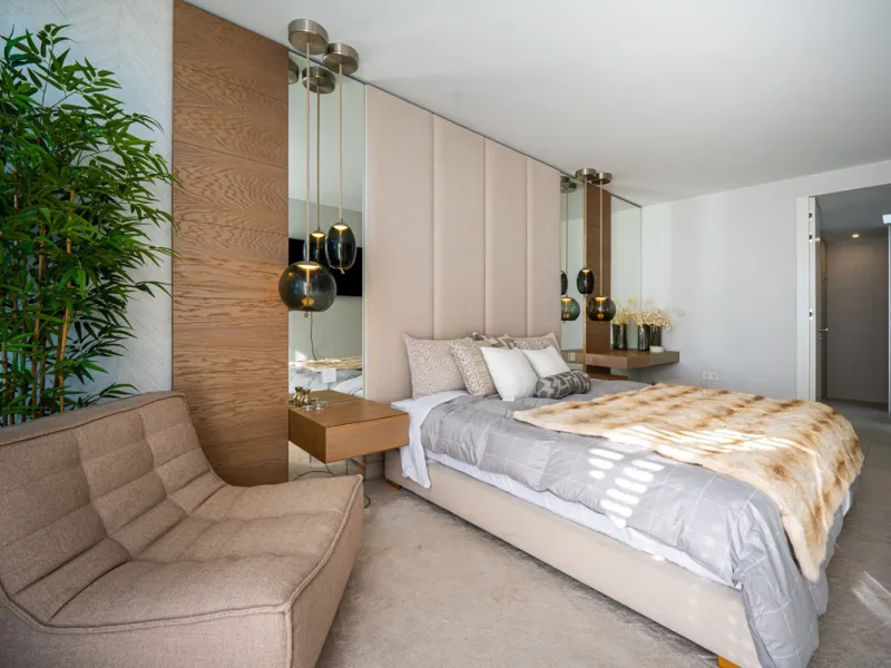 Casa Azul is a modern 4-bed, 3-bath beachfront villa in an exclusive gated complex in Estepona. The home offers open plan living and a bright interior with large windows. You have a private pool, an expansive terrace and direct beach access. The villa sit