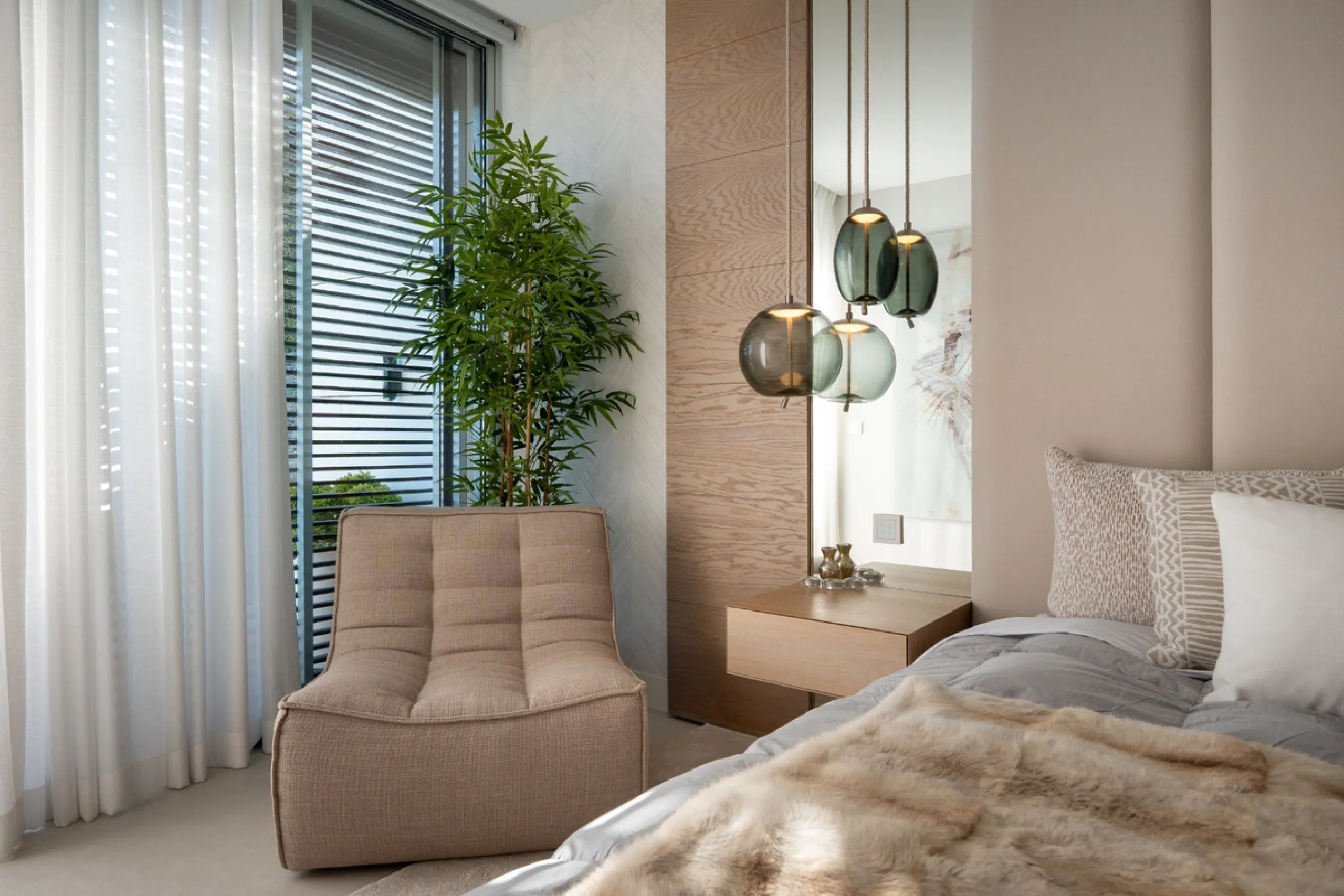 Casa Azul is a modern 4-bed, 3-bath beachfront villa in an exclusive gated complex in Estepona. The home offers open plan living and a bright interior with large windows. You have a private pool, an expansive terrace and direct beach access. The villa sit
