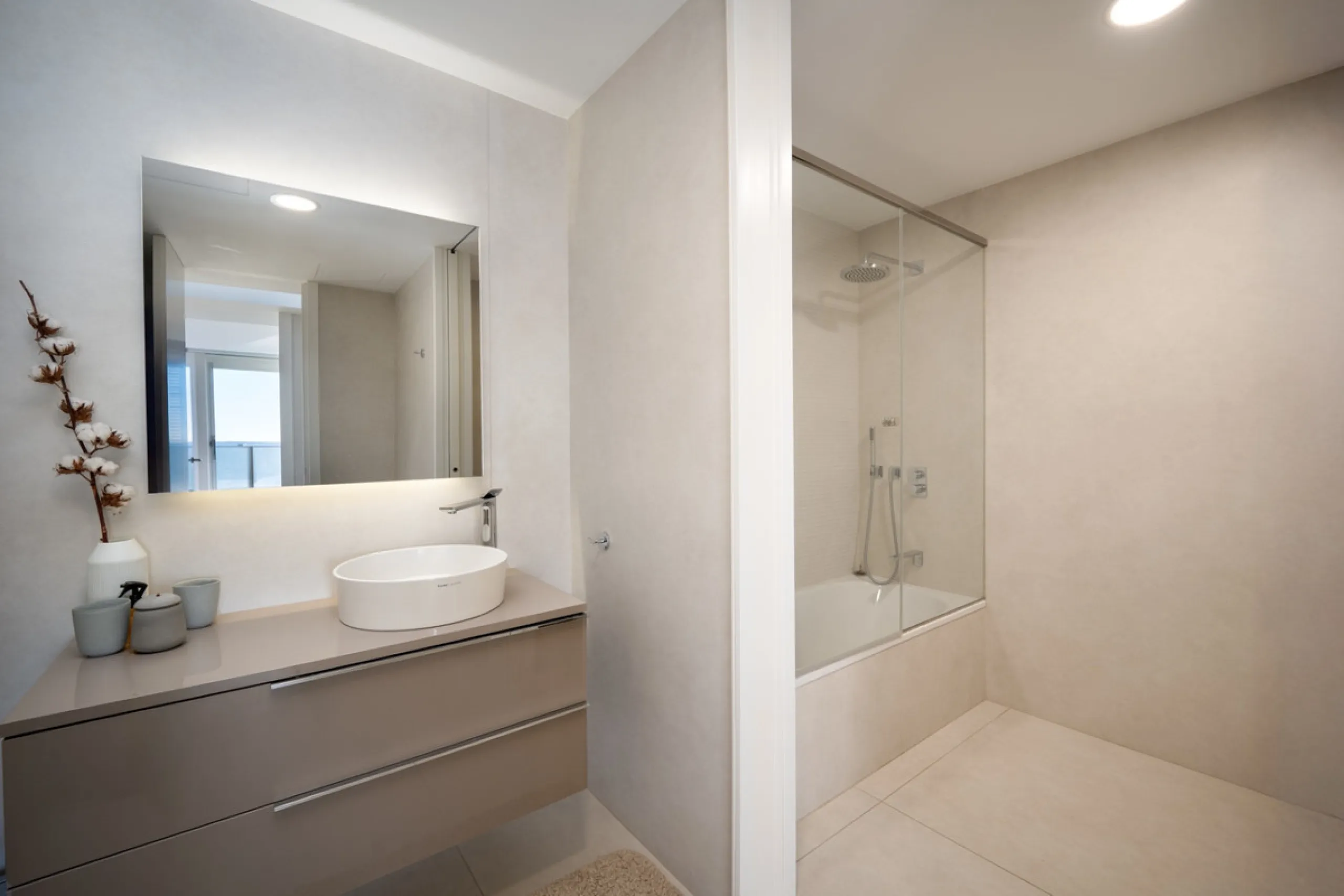 Casa Azul is a modern 4-bed, 3-bath beachfront villa in an exclusive gated complex in Estepona. The home offers open plan living and a bright interior with large windows. You have a private pool, an expansive terrace and direct beach access. The villa sit