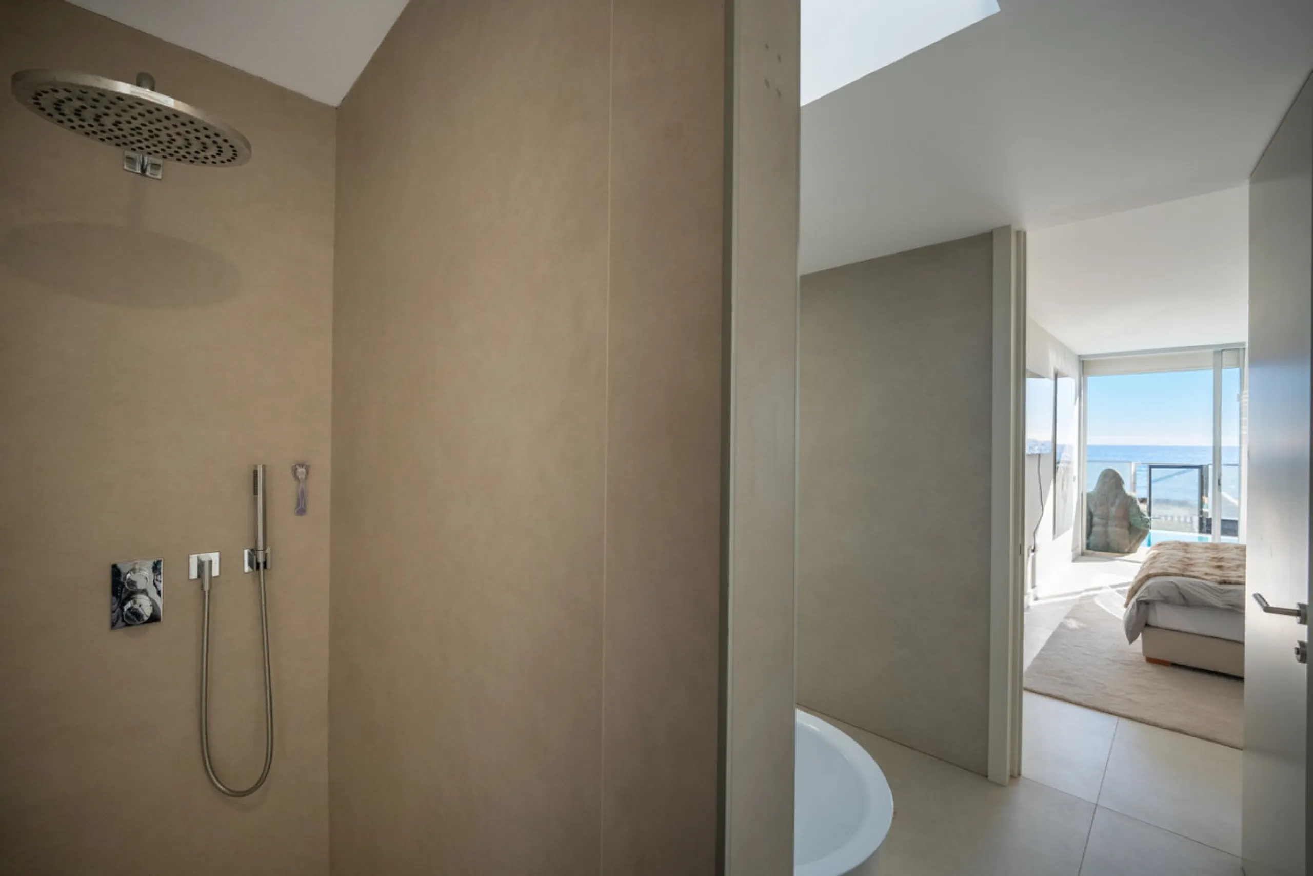 Casa Azul is a modern 4-bed, 3-bath beachfront villa in an exclusive gated complex in Estepona. The home offers open plan living and a bright interior with large windows. You have a private pool, an expansive terrace and direct beach access. The villa sit