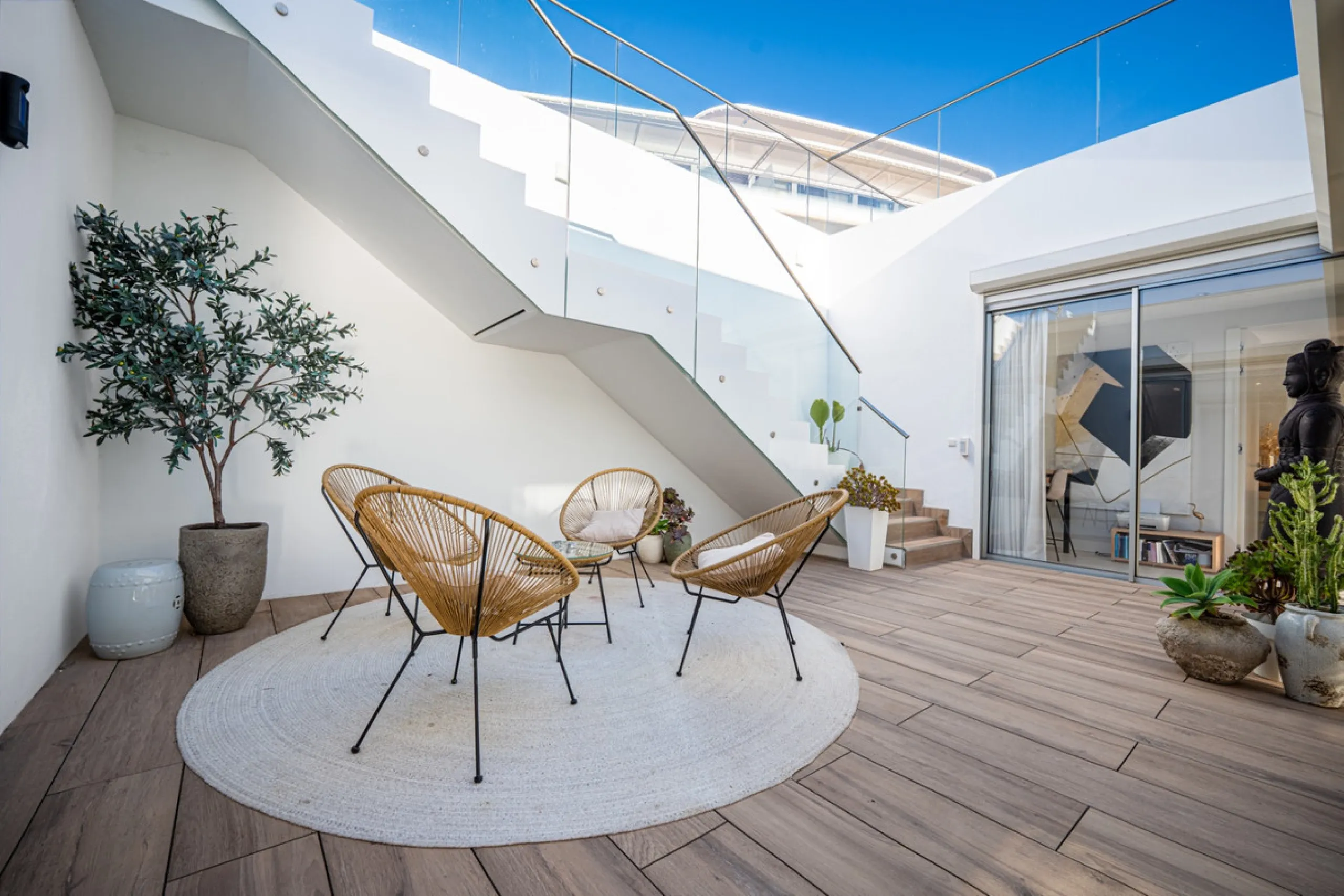 Casa Azul is a modern 4-bed, 3-bath beachfront villa in an exclusive gated complex in Estepona. The home offers open plan living and a bright interior with large windows. You have a private pool, an expansive terrace and direct beach access. The villa sit