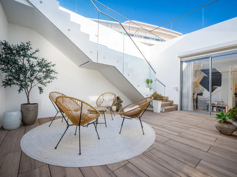 Casa Azul is a modern 4-bed, 3-bath beachfront villa in an exclusive gated complex in Estepona. The home offers open plan living and a bright interior with large windows. You have a private pool, an expansive terrace and direct beach access. The villa sit