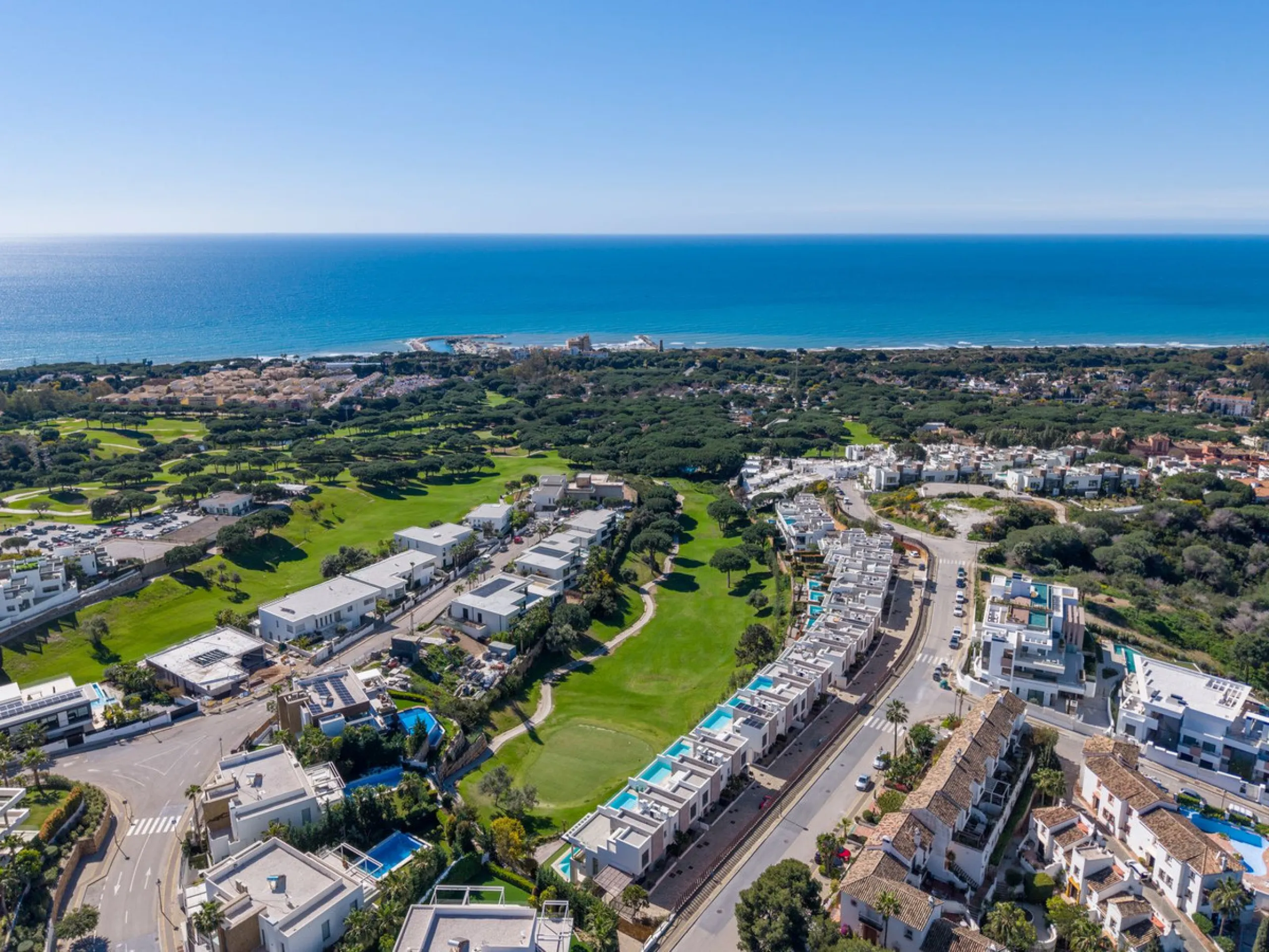 Modern and exclusive townhouse built in 2020, with a design and interior that truly make it stand out in the area.