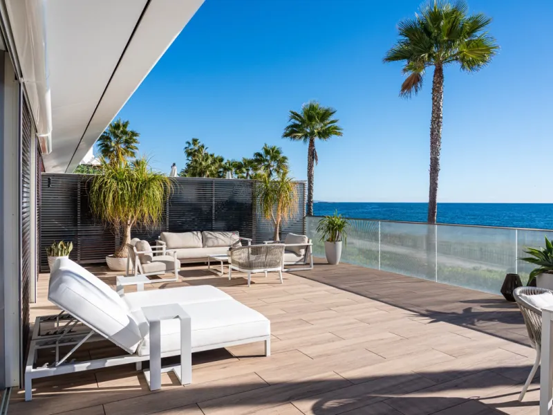 Casa Azul is a modern 4-bed, 3-bath beachfront villa in an exclusive gated complex in Estepona. The home offers open plan living and a bright interior with large windows. You have a private pool, an expansive terrace and direct beach access. The villa sit