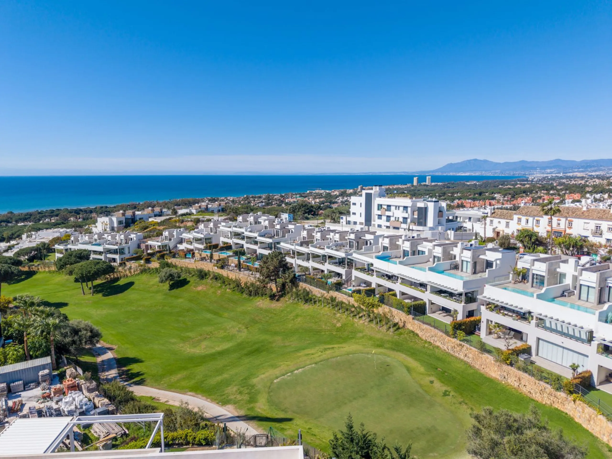 Modern and exclusive townhouse built in 2020, with a design and interior that truly make it stand out in the area.