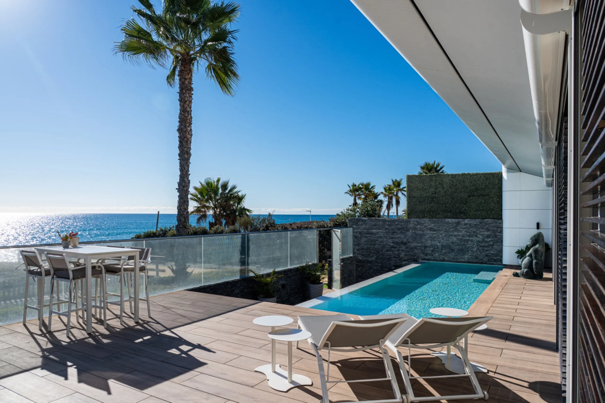 Casa Azul is a modern 4-bed, 3-bath beachfront villa in an exclusive gated complex in Estepona. The home offers open plan living and a bright interior with large windows. You have a private pool, an expansive terrace and direct beach access. The villa sit