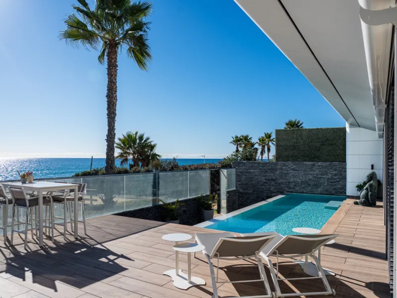 Casa Azul is a modern 4-bed, 3-bath beachfront villa in an exclusive gated complex in Estepona. The home offers open plan living and a bright interior with large windows. You have a private pool, an expansive terrace and direct beach access. The villa sit