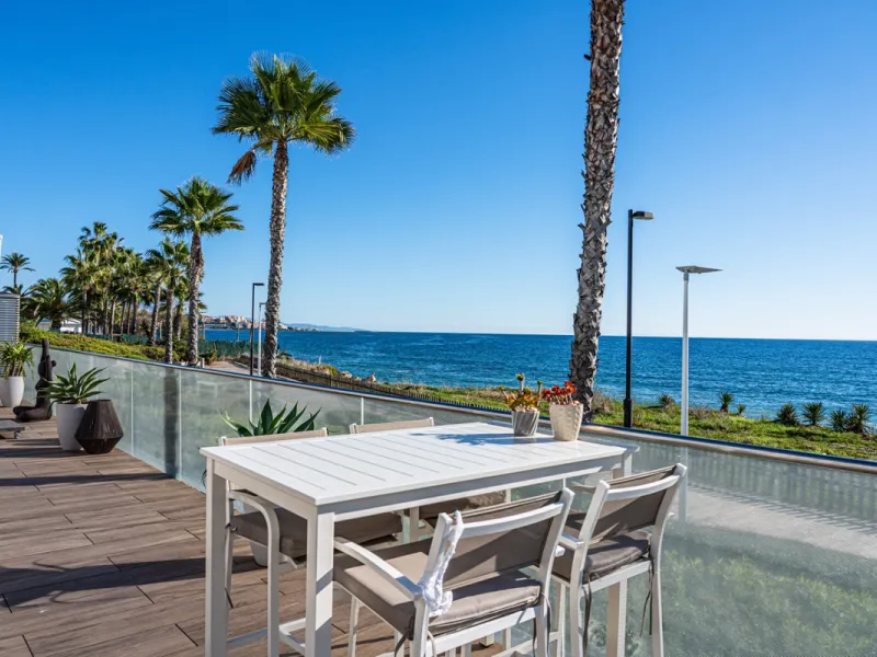 Casa Azul is a modern 4-bed, 3-bath beachfront villa in an exclusive gated complex in Estepona. The home offers open plan living and a bright interior with large windows. You have a private pool, an expansive terrace and direct beach access. The villa sit