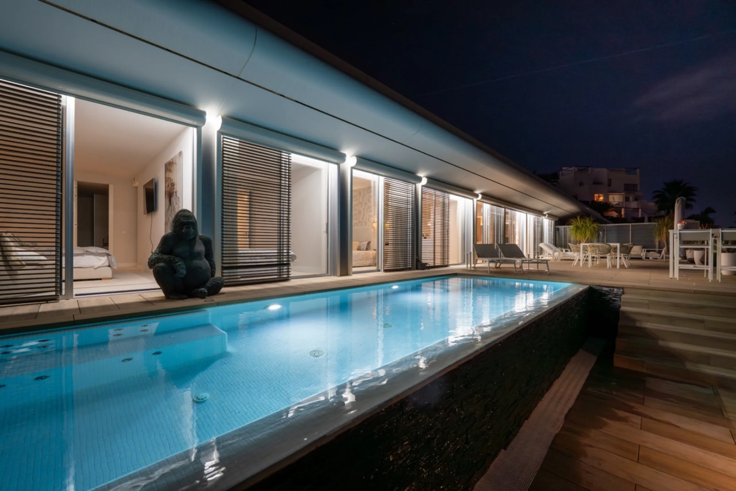 Casa Azul is a modern 4-bed, 3-bath beachfront villa in an exclusive gated complex in Estepona. The home offers open plan living and a bright interior with large windows. You have a private pool, an expansive terrace and direct beach access. The villa sit