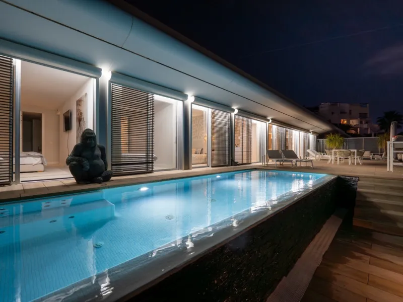 Casa Azul is a modern 4-bed, 3-bath beachfront villa in an exclusive gated complex in Estepona. The home offers open plan living and a bright interior with large windows. You have a private pool, an expansive terrace and direct beach access. The villa sit