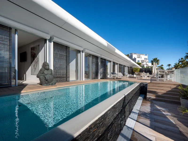 Casa Azul is a modern 4-bed, 3-bath beachfront villa in an exclusive gated complex in Estepona. The home offers open plan living and a bright interior with large windows. You have a private pool, an expansive terrace and direct beach access. The villa sit
