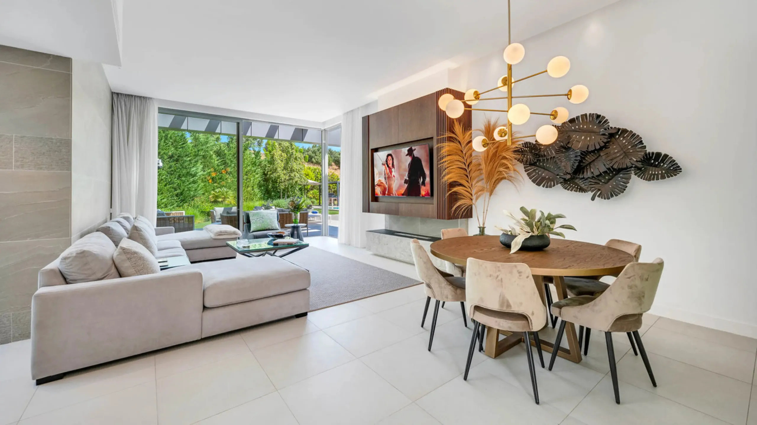 Presenting this modern five bedroom villa on the New Golden Mile, set minutes from the coast and close to Puerto Banús and Marbella. The home has a southeast orientation for natural light and open views, and it offers full privacy. The layout is spacious 