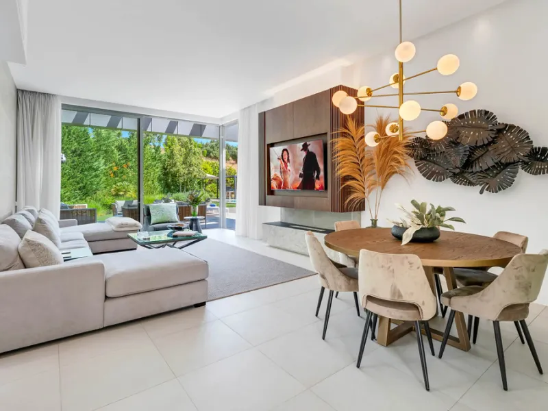 Presenting this modern five bedroom villa on the New Golden Mile, set minutes from the coast and close to Puerto Banús and Marbella. The home has a southeast orientation for natural light and open views, and it offers full privacy. The layout is spacious 