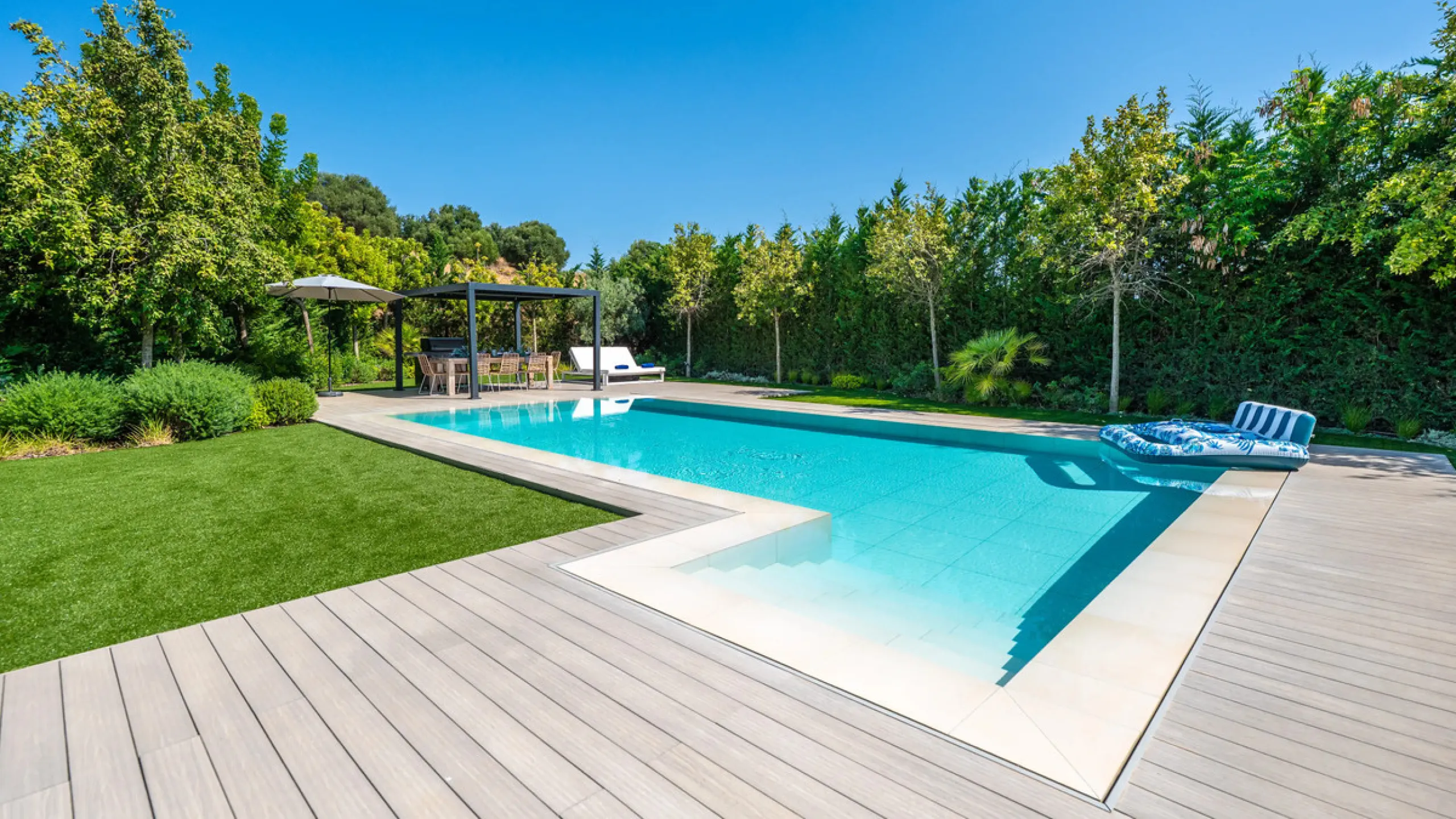 Presenting this modern five bedroom villa on the New Golden Mile, set minutes from the coast and close to Puerto Banús and Marbella. The home has a southeast orientation for natural light and open views, and it offers full privacy. The layout is spacious 