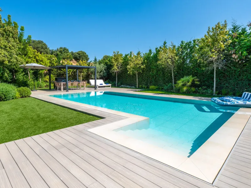 Presenting this modern five bedroom villa on the New Golden Mile, set minutes from the coast and close to Puerto Banús and Marbella. The home has a southeast orientation for natural light and open views, and it offers full privacy. The layout is spacious 
