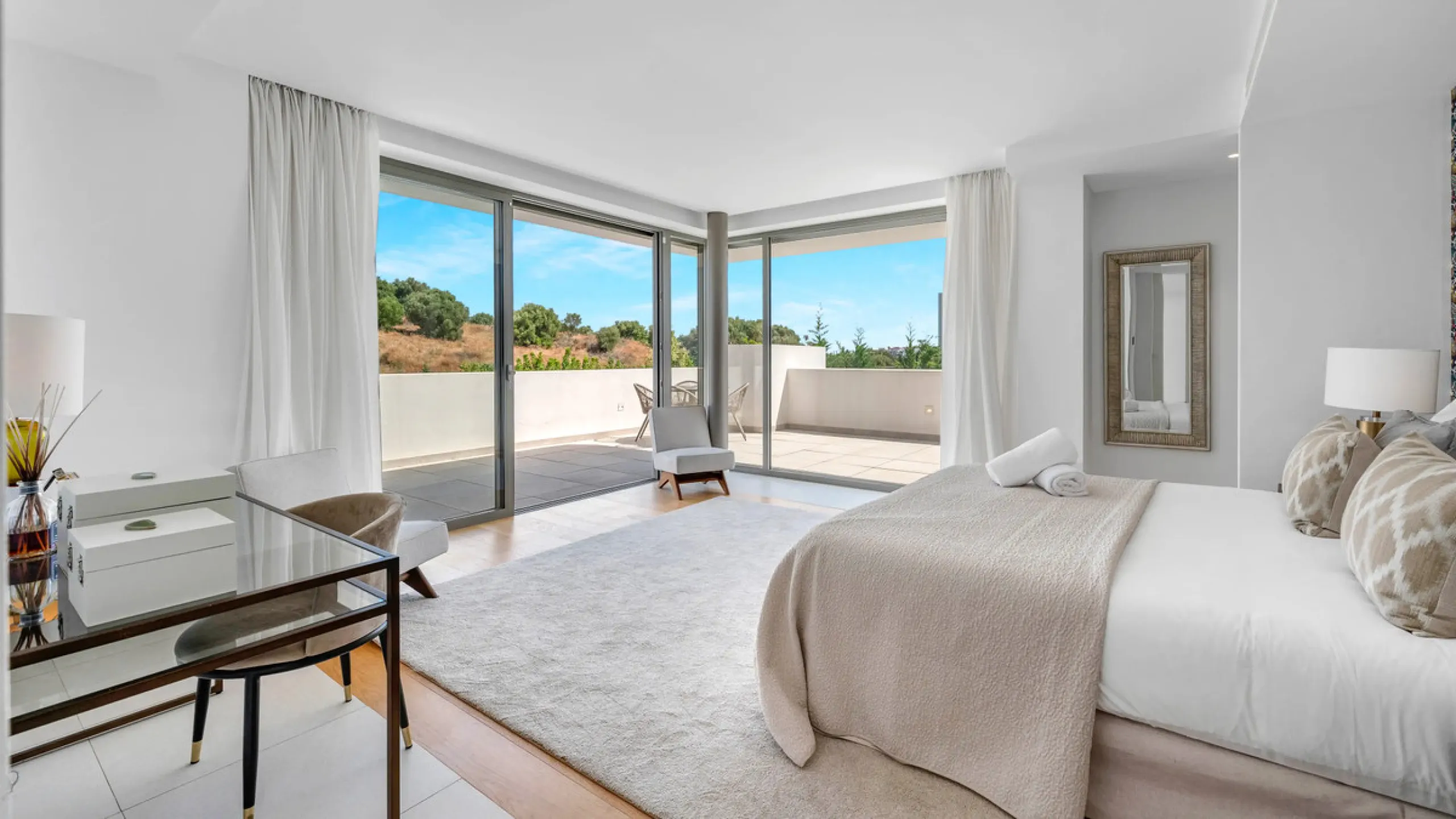 Presenting this modern five bedroom villa on the New Golden Mile, set minutes from the coast and close to Puerto Banús and Marbella. The home has a southeast orientation for natural light and open views, and it offers full privacy. The layout is spacious 