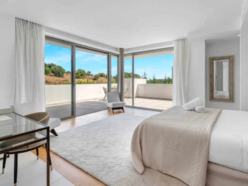 Presenting this modern five bedroom villa on the New Golden Mile, set minutes from the coast and close to Puerto Banús and Marbella. The home has a southeast orientation for natural light and open views, and it offers full privacy. The layout is spacious 