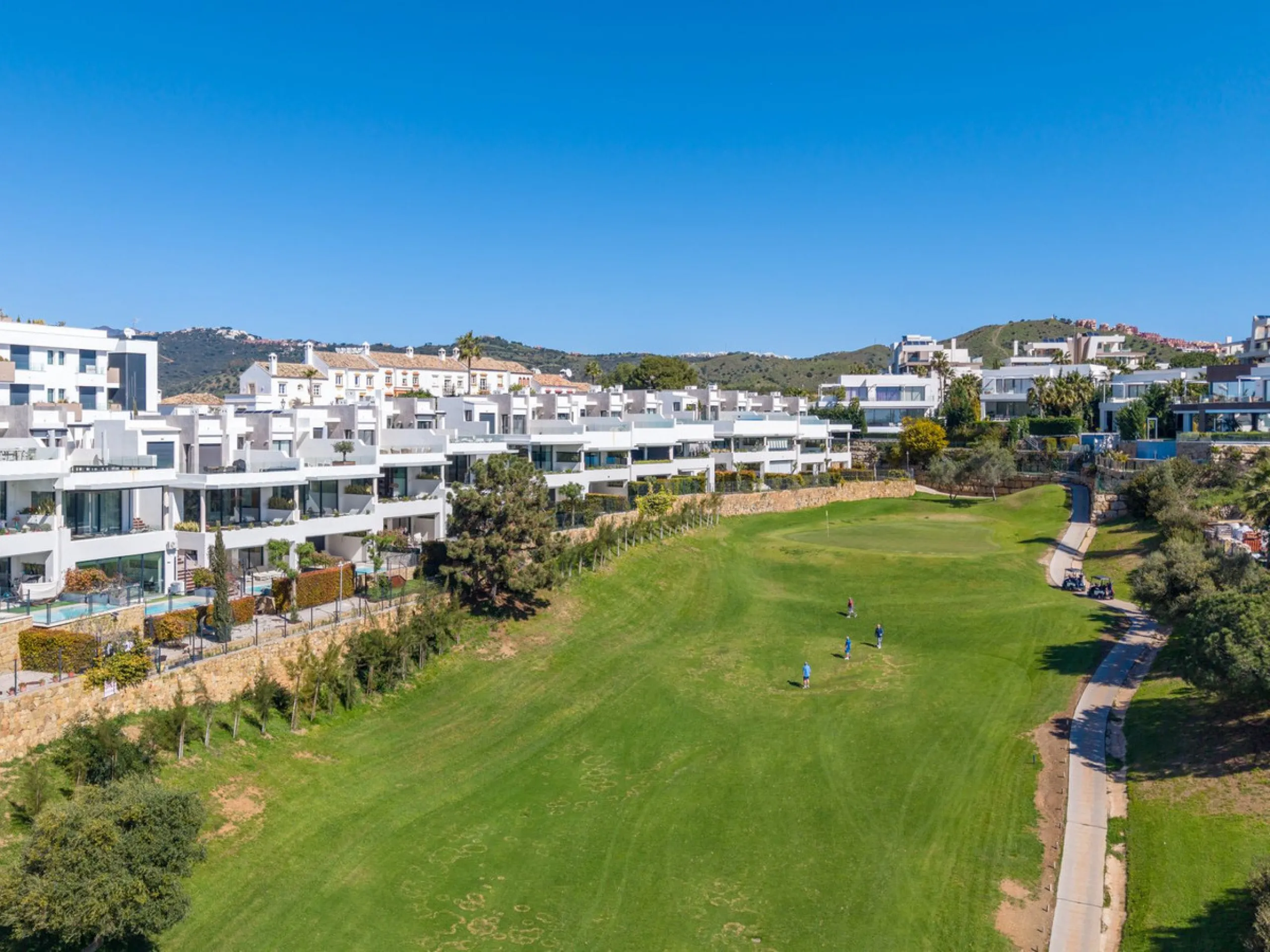 Modern and exclusive townhouse built in 2020, with a design and interior that truly make it stand out in the area.