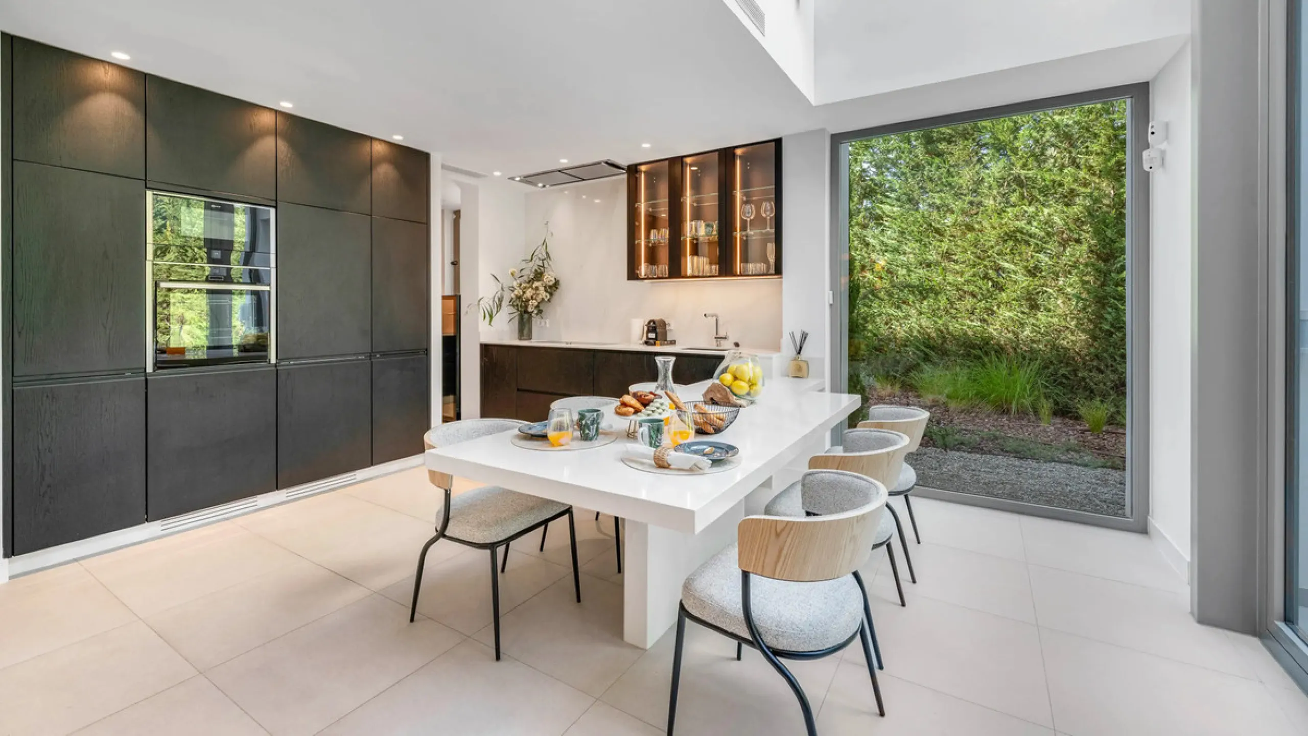 Presenting this modern five bedroom villa on the New Golden Mile, set minutes from the coast and close to Puerto Banús and Marbella. The home has a southeast orientation for natural light and open views, and it offers full privacy. The layout is spacious 