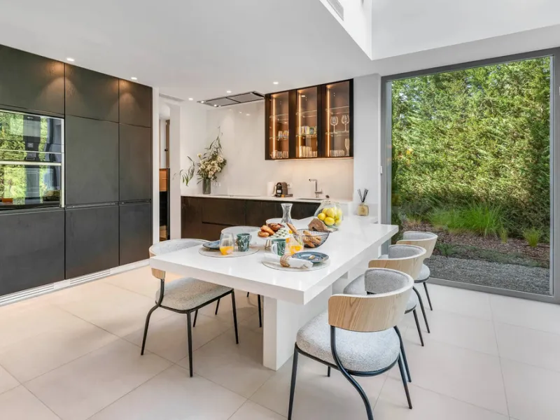 Presenting this modern five bedroom villa on the New Golden Mile, set minutes from the coast and close to Puerto Banús and Marbella. The home has a southeast orientation for natural light and open views, and it offers full privacy. The layout is spacious 