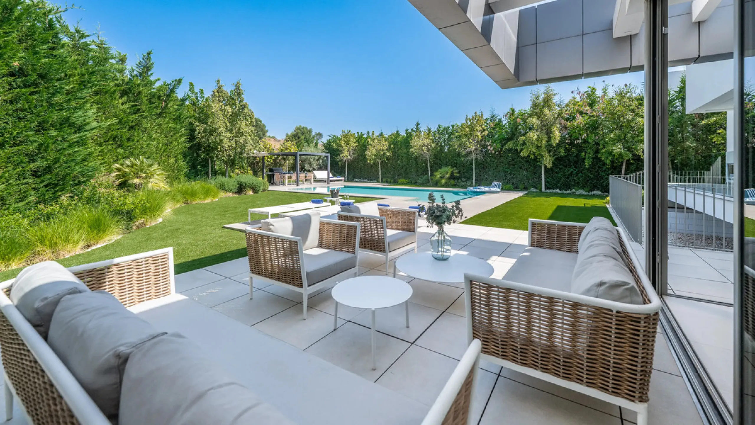 Presenting this modern five bedroom villa on the New Golden Mile, set minutes from the coast and close to Puerto Banús and Marbella. The home has a southeast orientation for natural light and open views, and it offers full privacy. The layout is spacious 