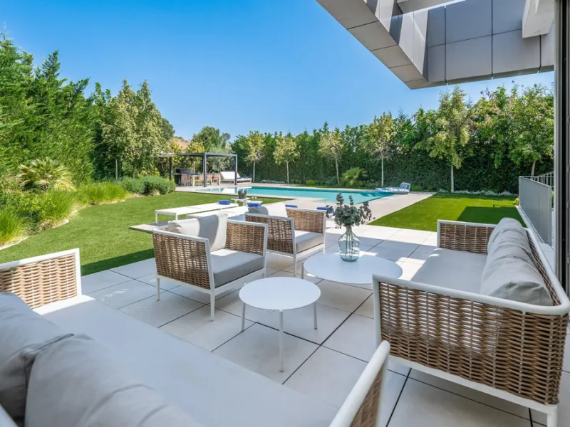 Presenting this modern five bedroom villa on the New Golden Mile, set minutes from the coast and close to Puerto Banús and Marbella. The home has a southeast orientation for natural light and open views, and it offers full privacy. The layout is spacious 