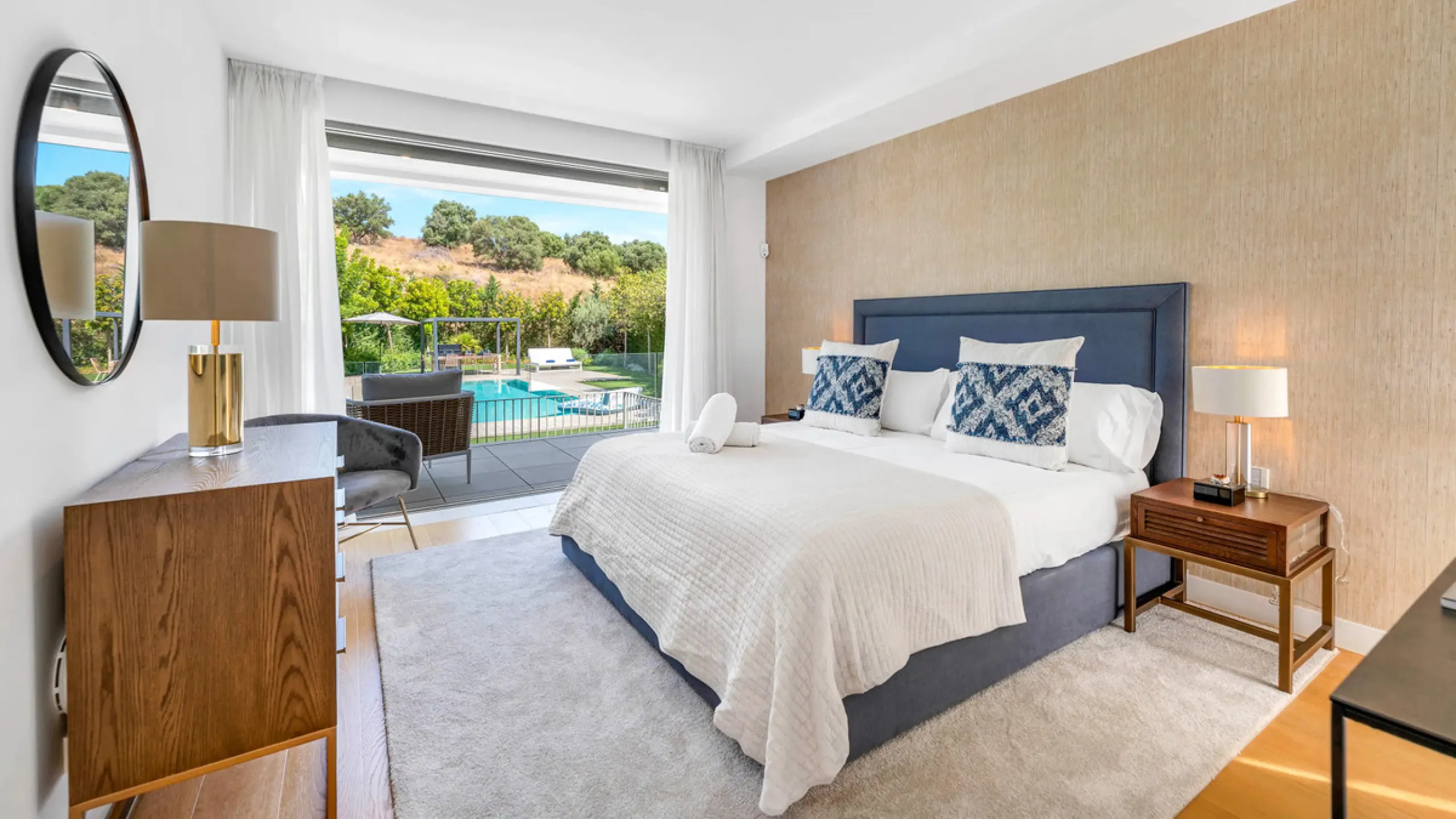 Presenting this modern five bedroom villa on the New Golden Mile, set minutes from the coast and close to Puerto Banús and Marbella. The home has a southeast orientation for natural light and open views, and it offers full privacy. The layout is spacious 