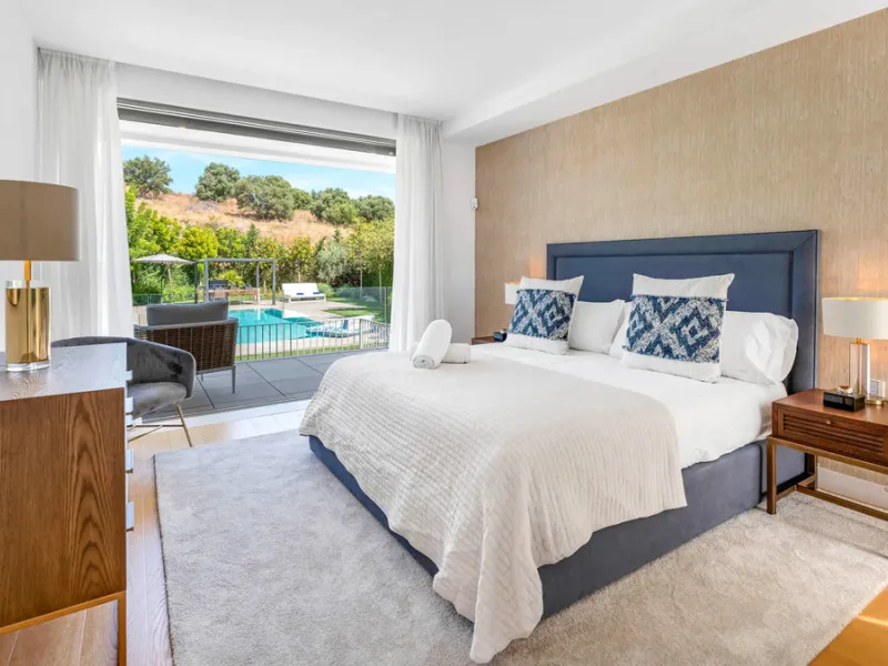 Presenting this modern five bedroom villa on the New Golden Mile, set minutes from the coast and close to Puerto Banús and Marbella. The home has a southeast orientation for natural light and open views, and it offers full privacy. The layout is spacious 